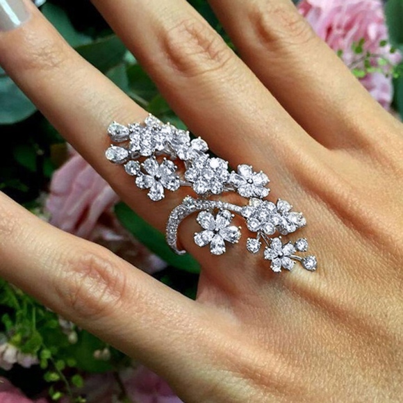 Jewelry - Silver Rhinestone Flower Ring
